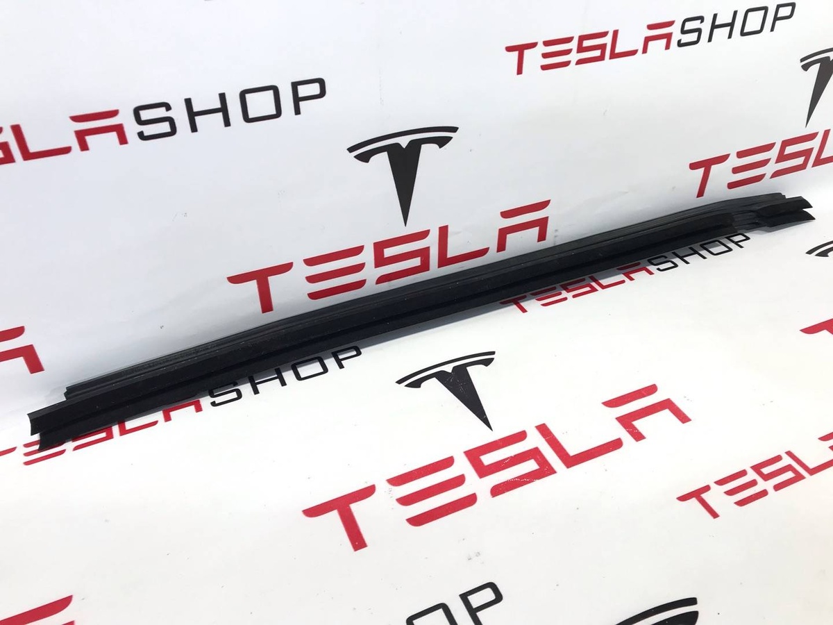 Уплотнитель к Tesla Model X 2017