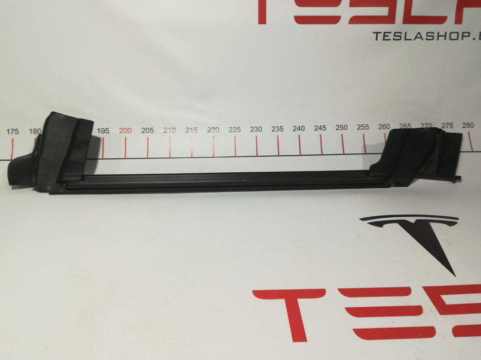 Уплотнитель к Tesla Model 3 2018