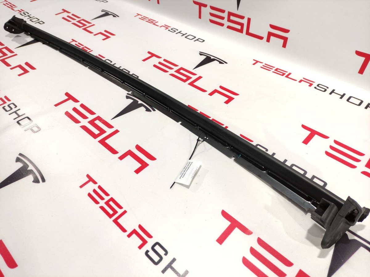 Уплотнитель к Tesla Model X 2017