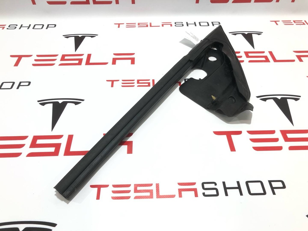Уплотнитель к Tesla Model Y 2021
