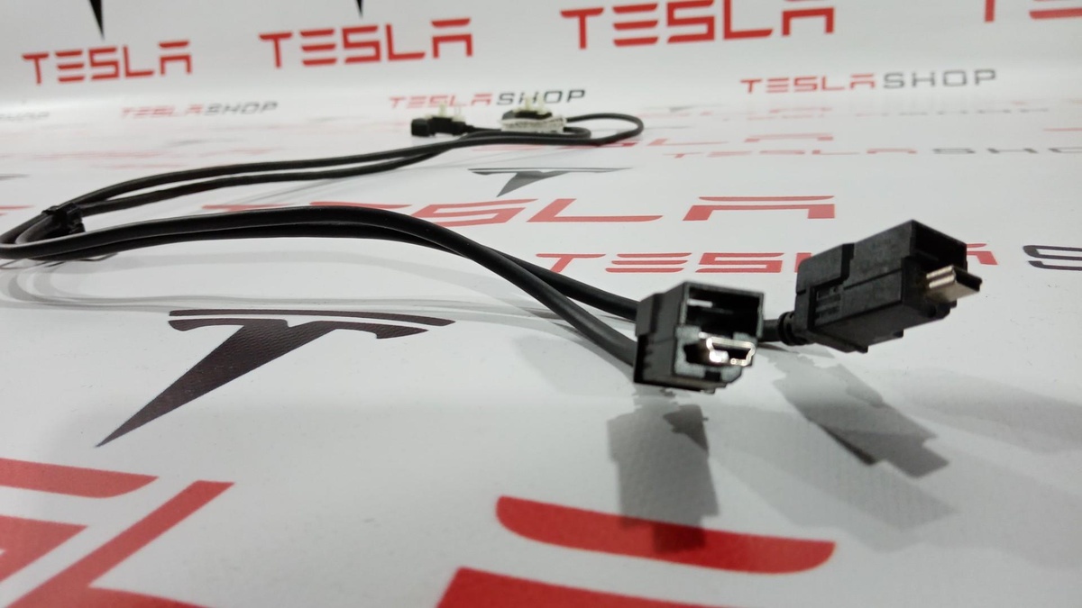 Провод USB к Tesla Model S 2012