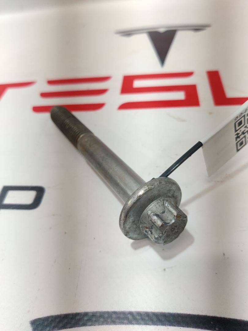 Болт к Tesla Model S 2021