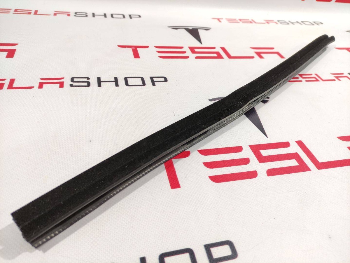 Уплотнитель к Tesla Model S 2018
