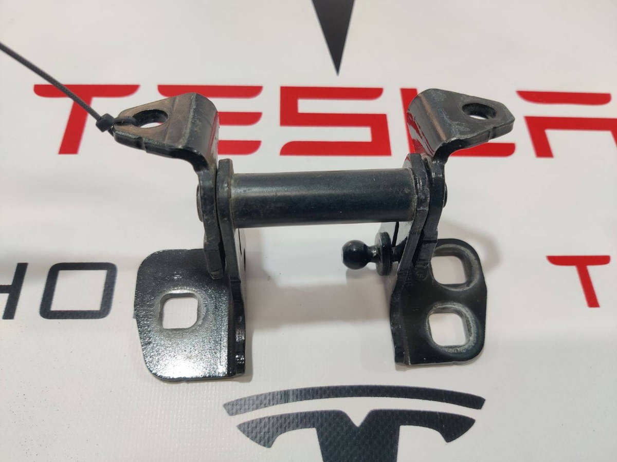 Петля двери к Tesla Model X 2018