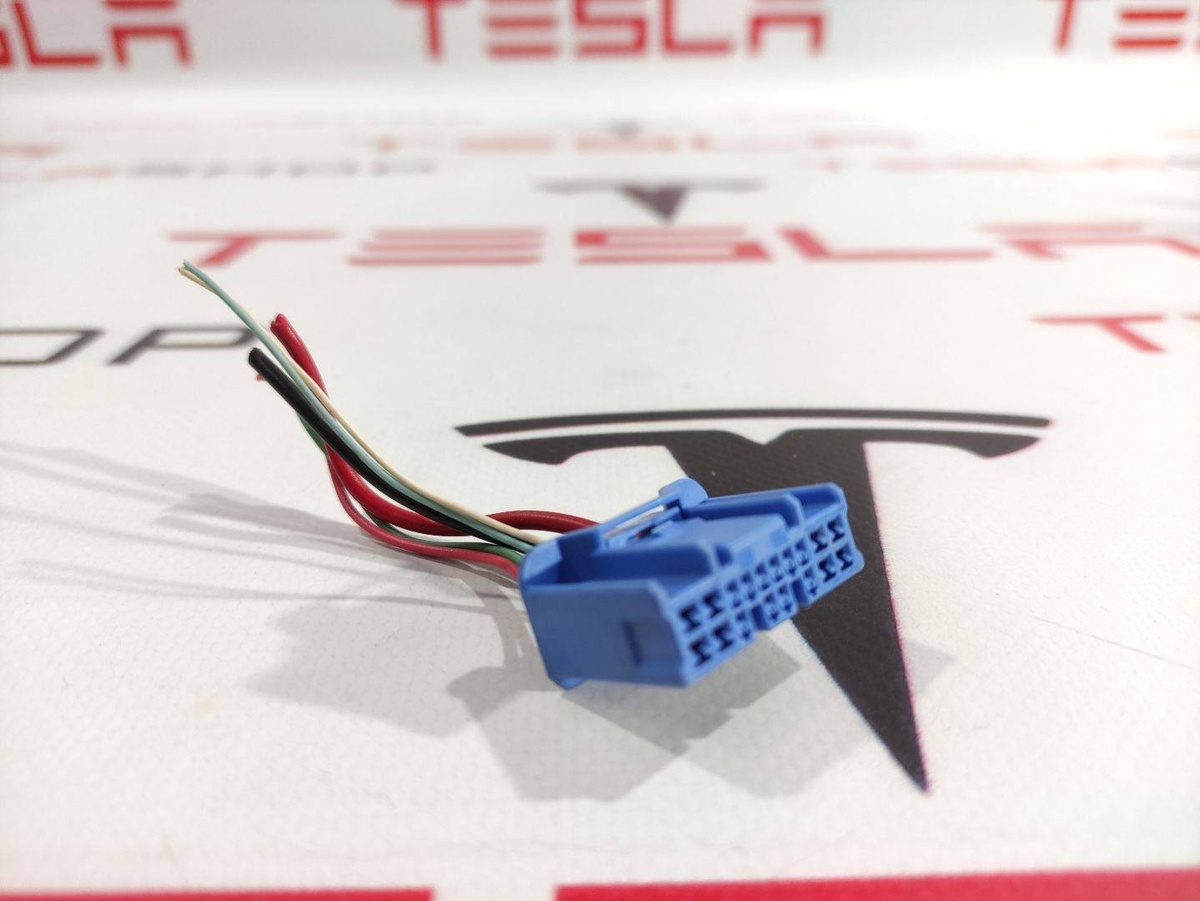 Разъем (фишка) проводки к Tesla Model 3 2019