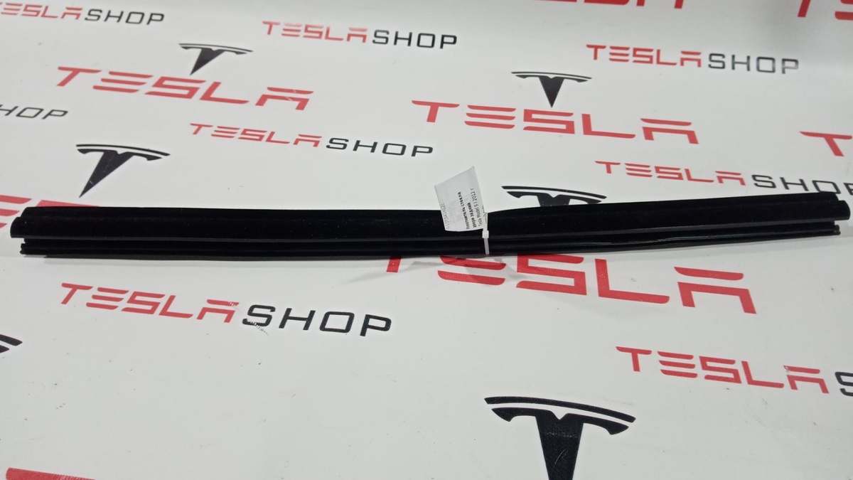 Уплотнитель к Tesla Model S 2012