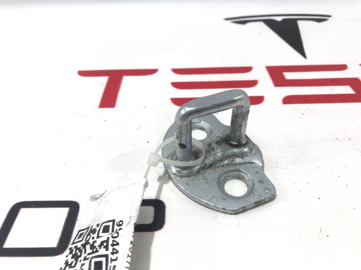 Петля двери к Tesla Model X 2017