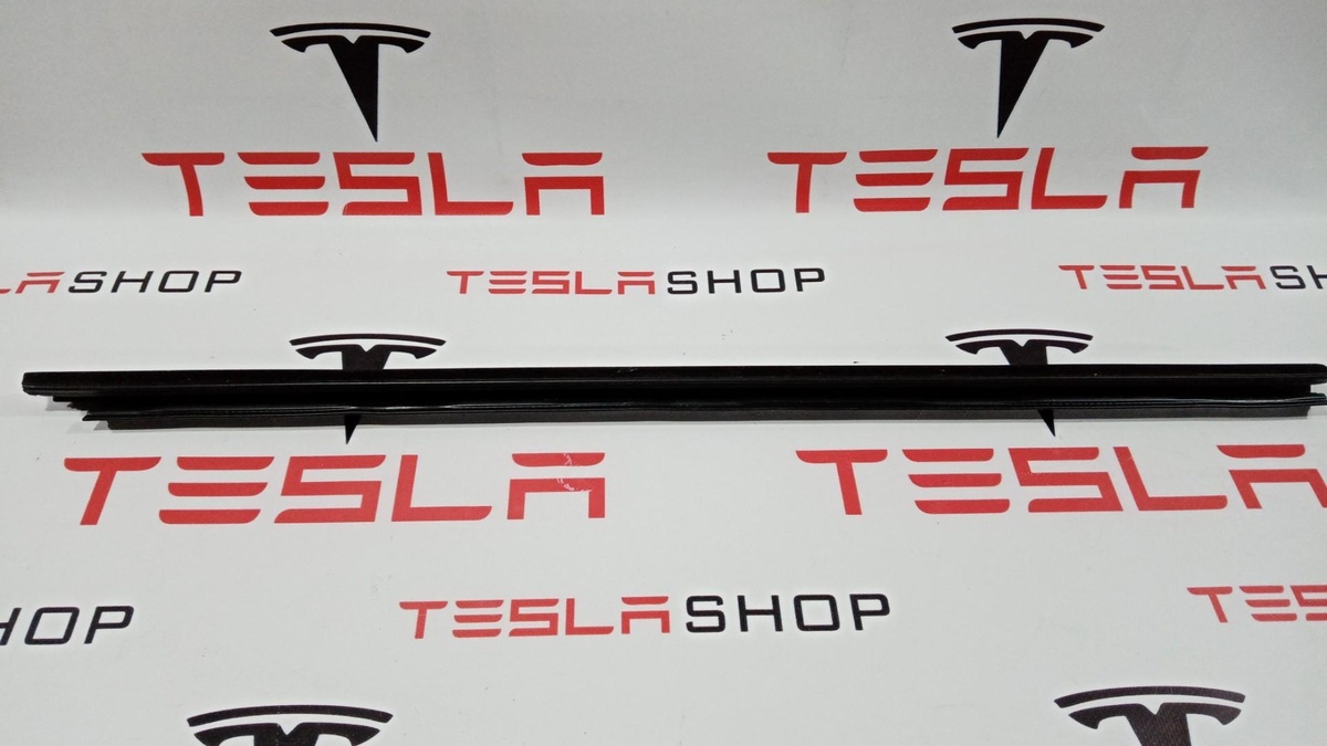 Уплотнитель к Tesla Model S 2015
