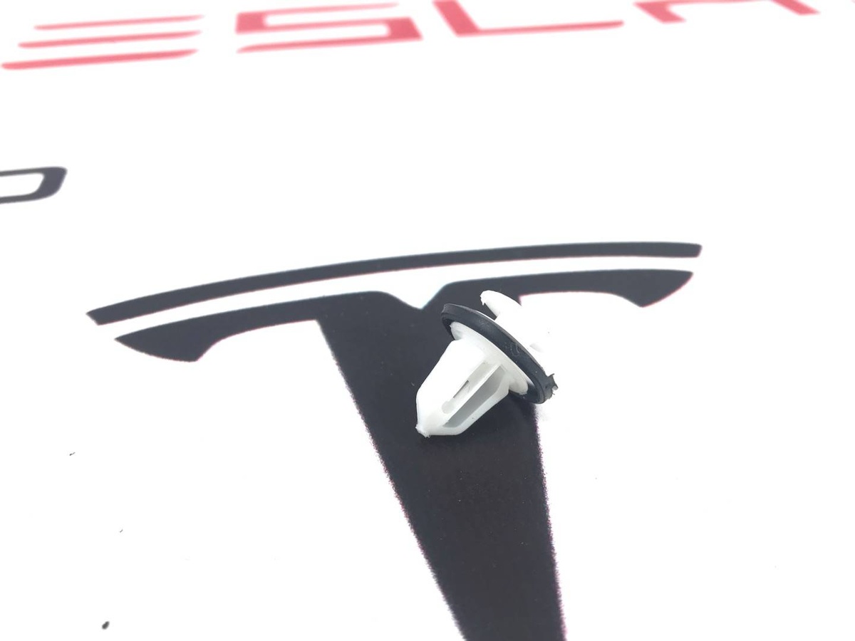 Клипса к Tesla Model S 2021