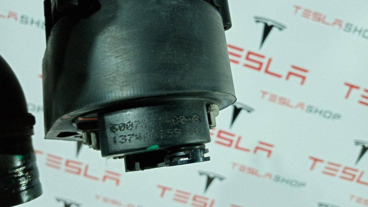 Насос антифриза дополнительный к Tesla Model S 2015