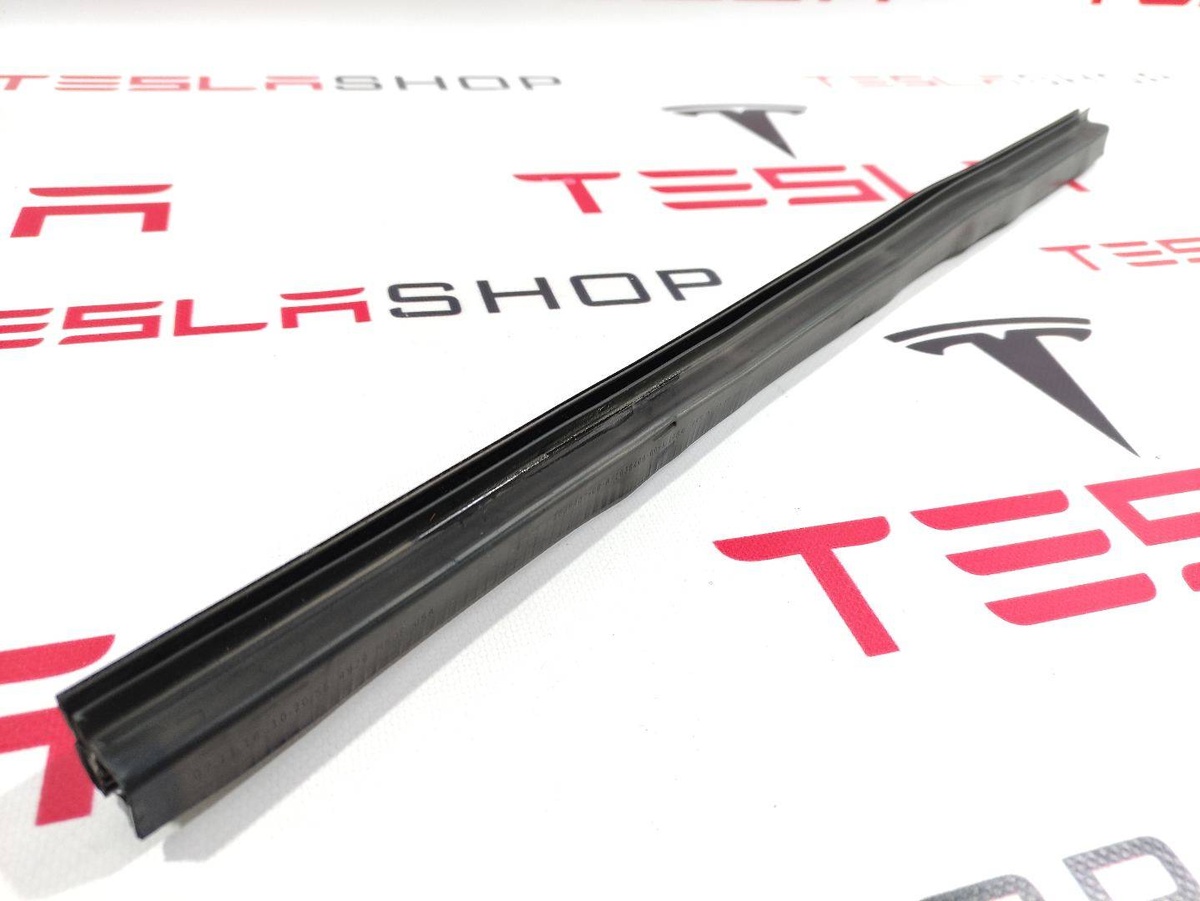 Уплотнитель к Tesla Model S 2018