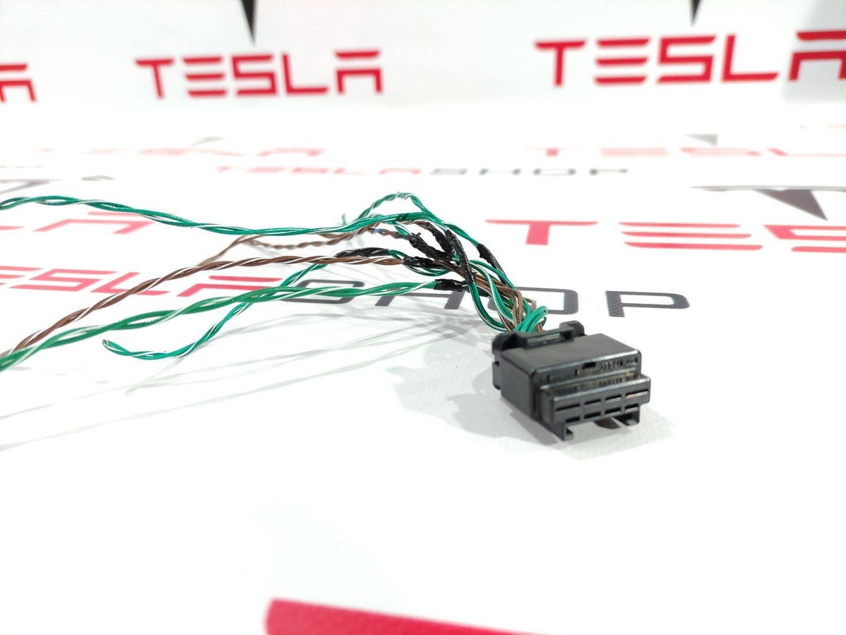 Разъем (фишка) проводки к Tesla Model S 2018