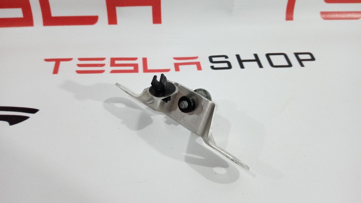 Кронштейн к Tesla Model S 2014