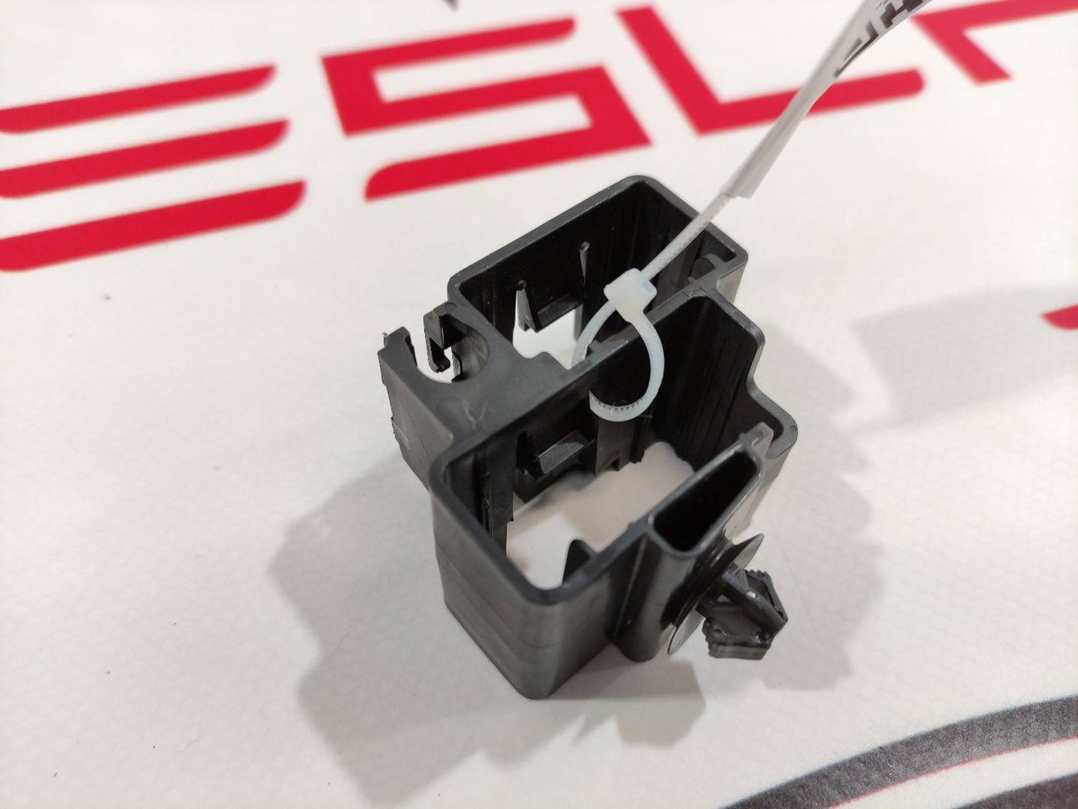 Крепление проводки к Tesla Model 3 2019