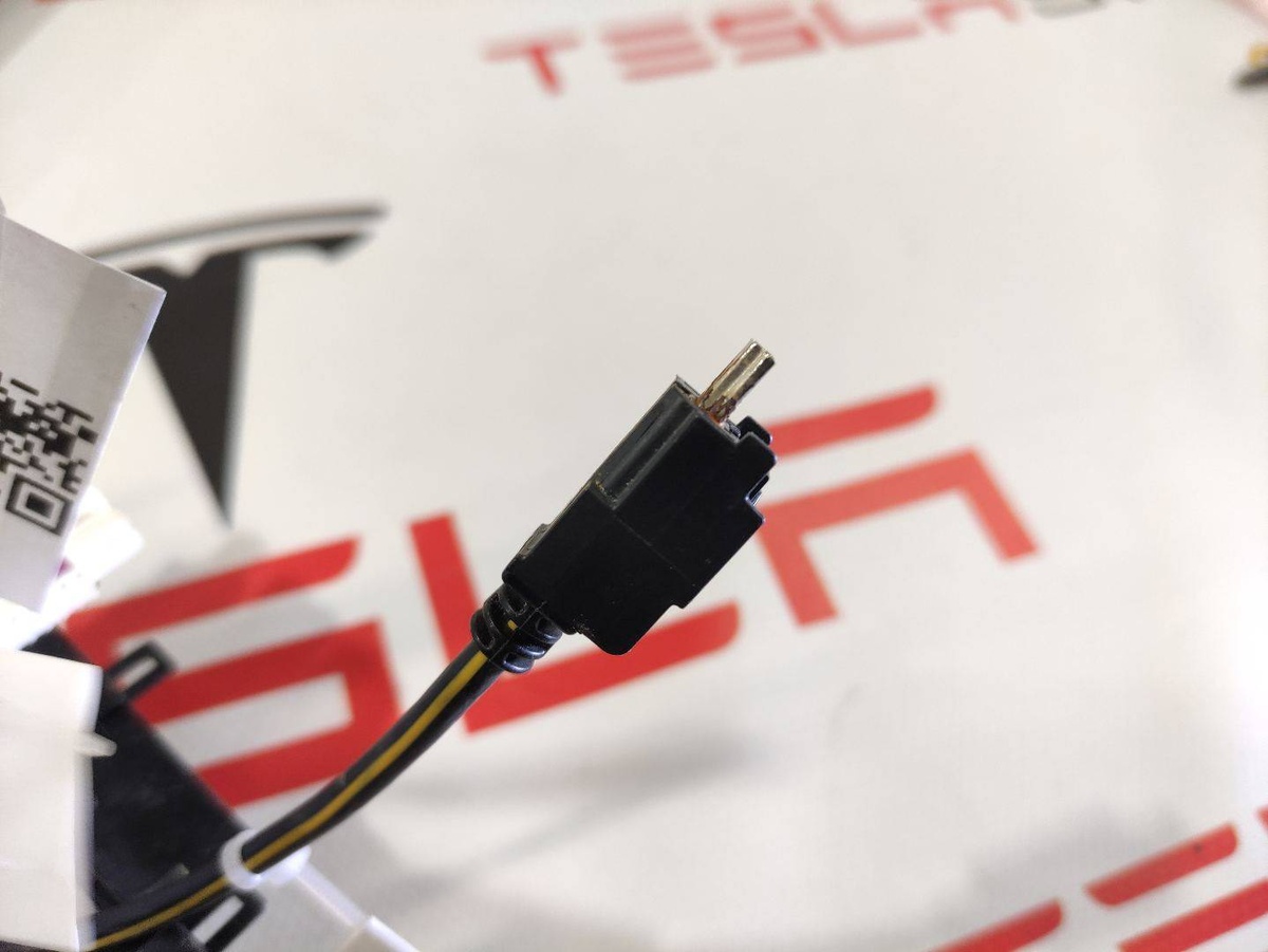 Разъем AUX / USB к Tesla Model X 2017
