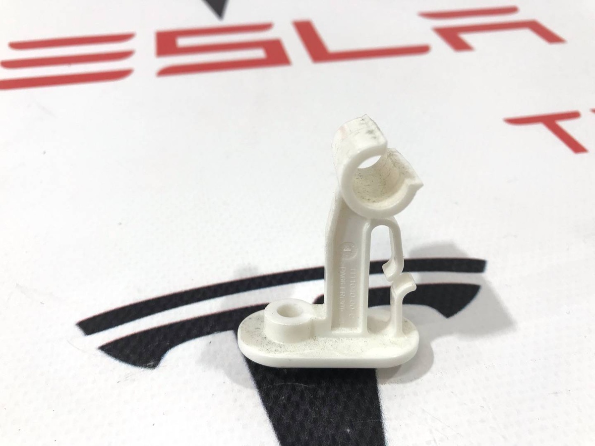 Клипса к Tesla Model 3 2021