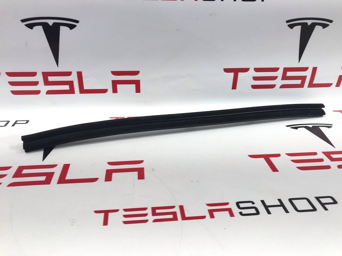 Уплотнитель к Tesla Model S 2017