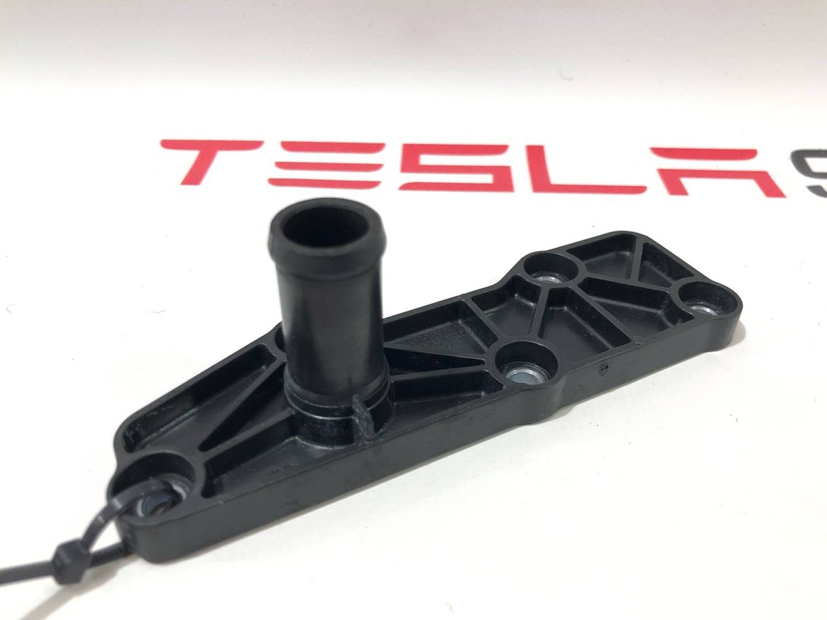 Штуцер к Tesla Model X 2019