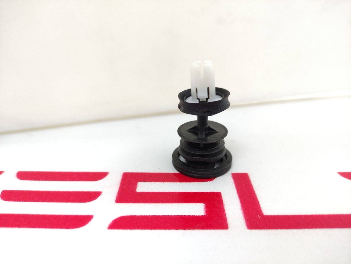 Клипса к Tesla Model 3 2021