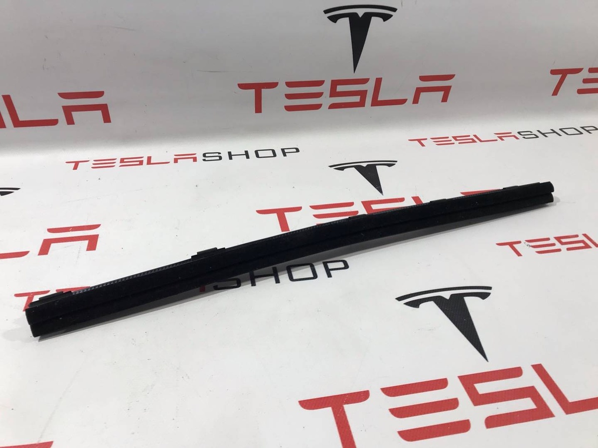 Уплотнитель к Tesla Model S 2015