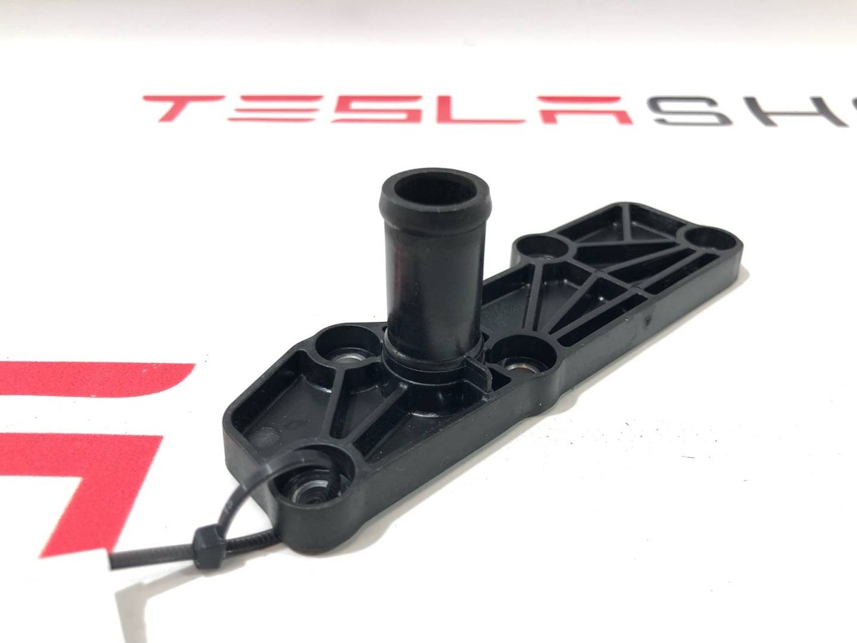 Штуцер к Tesla Model X 2019