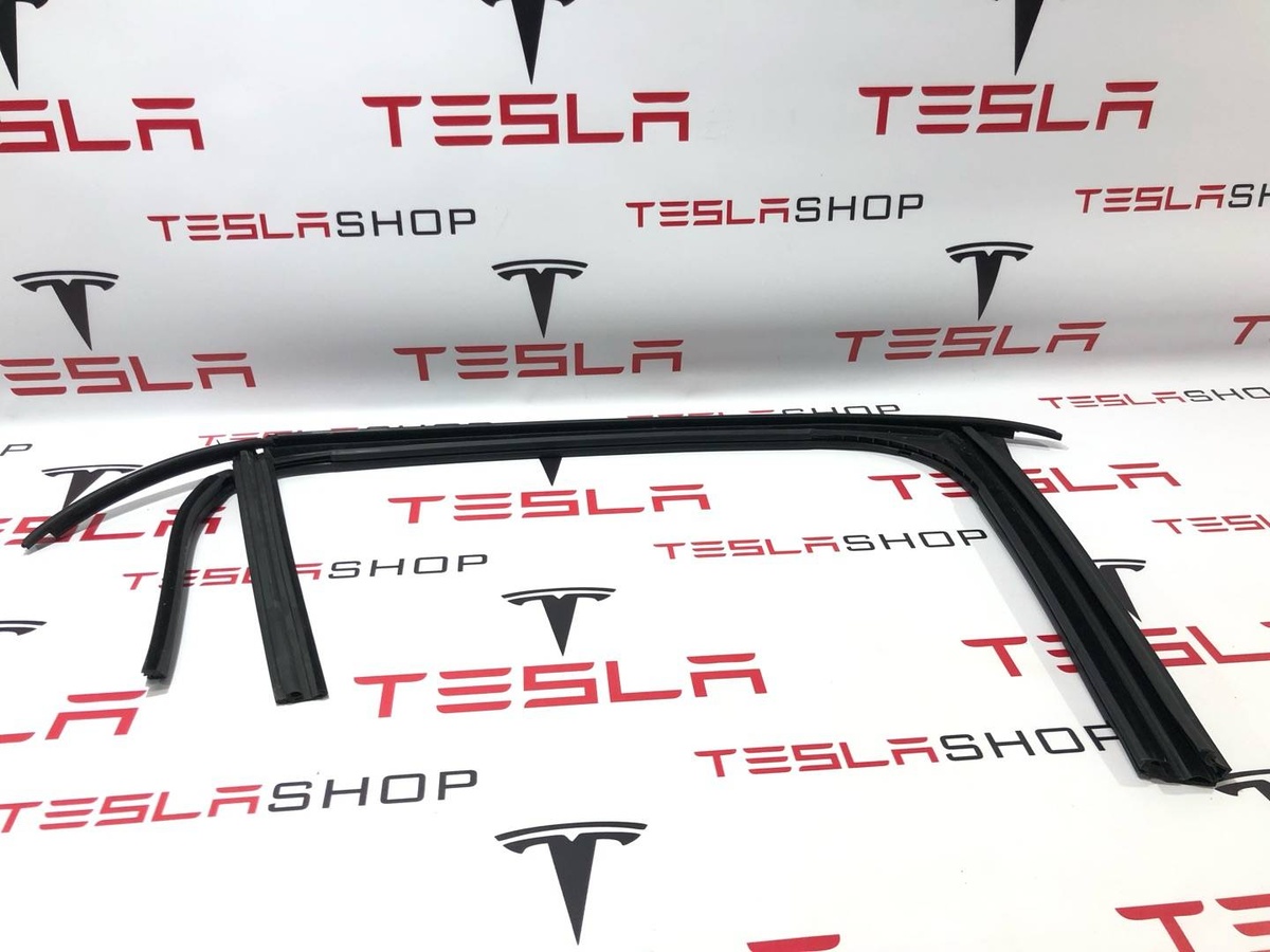Уплотнитель к Tesla Model X 2017