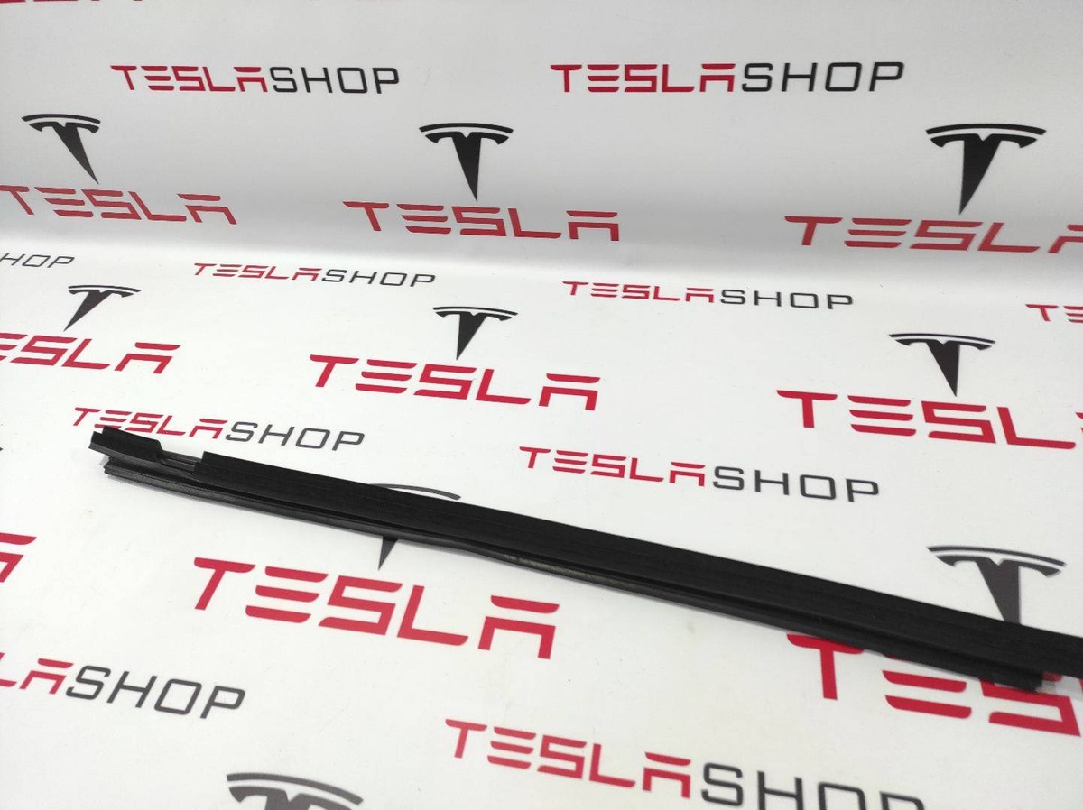 Уплотнитель к Tesla Model X 2017