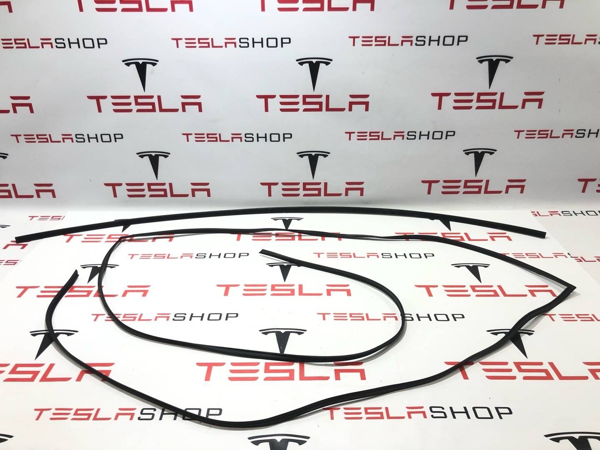 Уплотнитель стекла лобового к Tesla Model X 2022