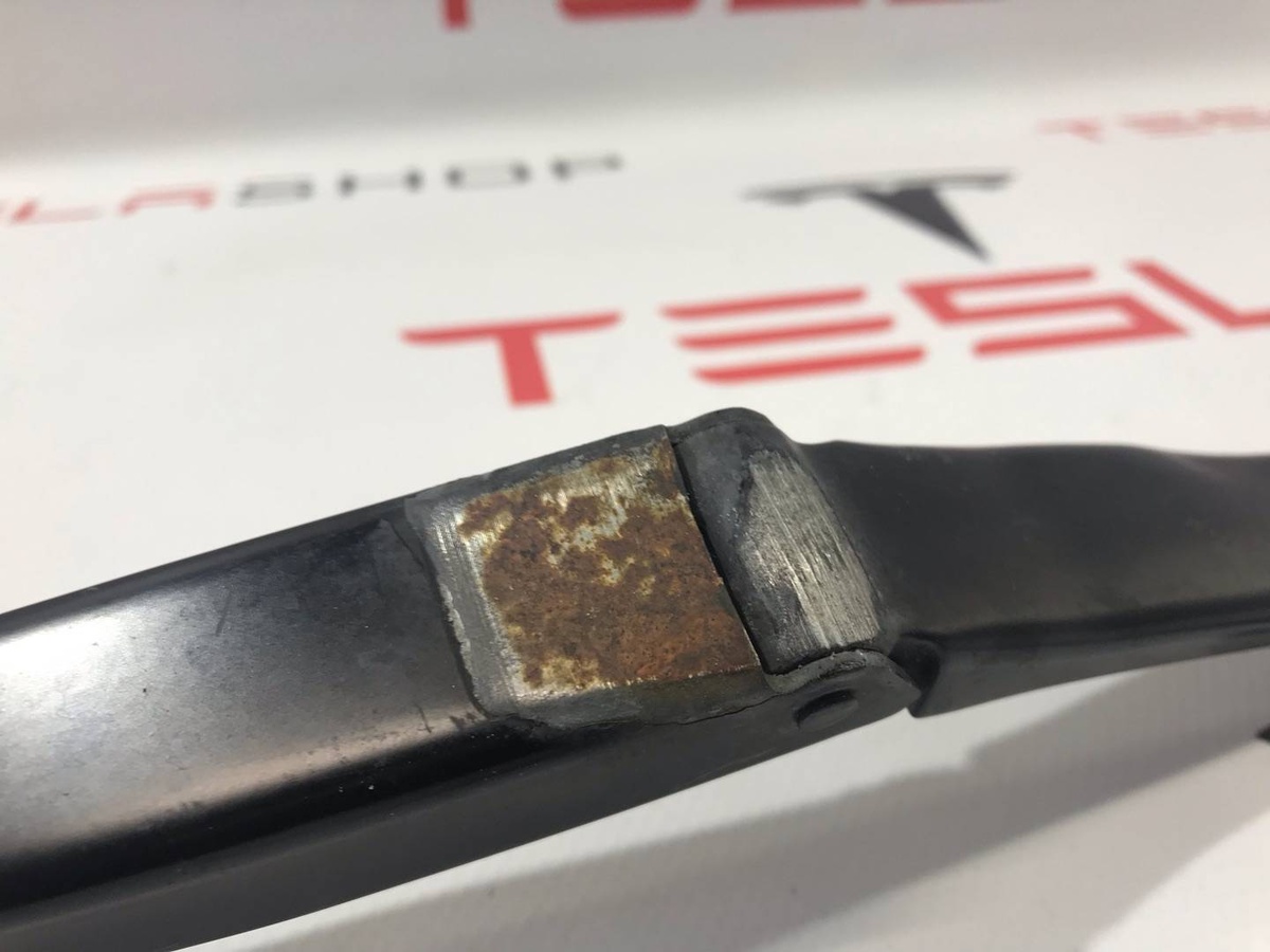 Щеткодержатель к Tesla Model S 2015