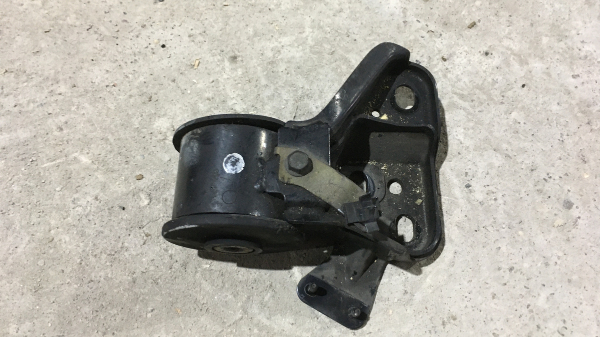 Подушка крепления КПП к Mazda Xedos 6 1995