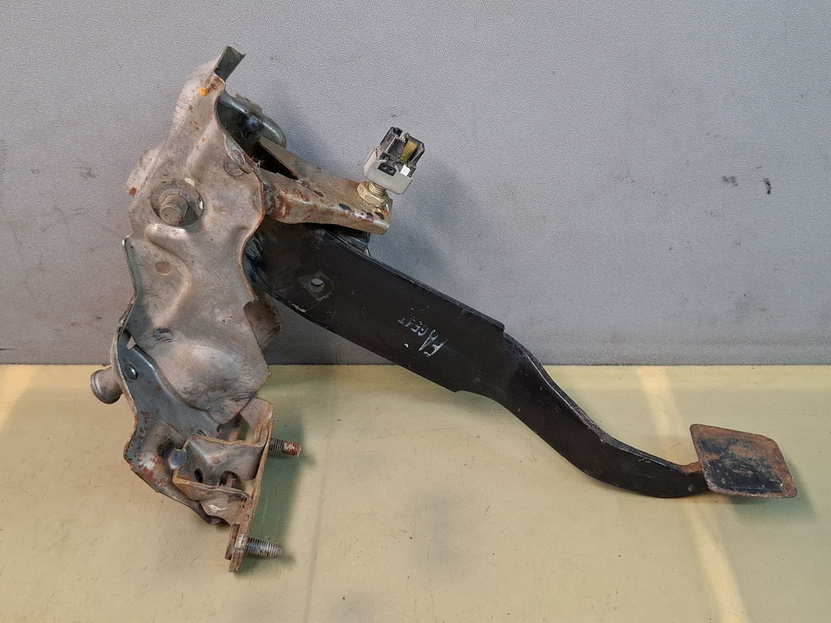 Педаль тормоза к Mazda 626 1999