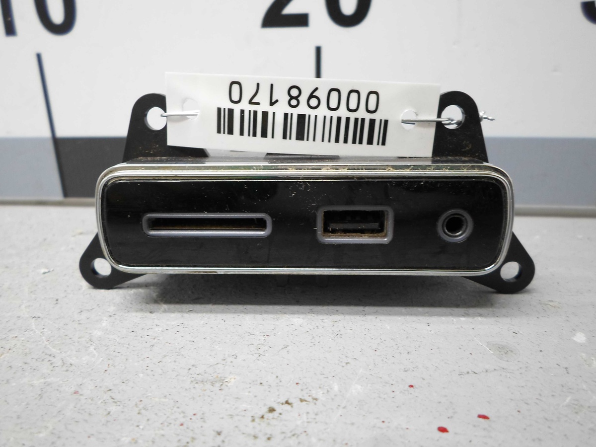 Разъем AUX / USB к Jeep Grand Cherokee 2015