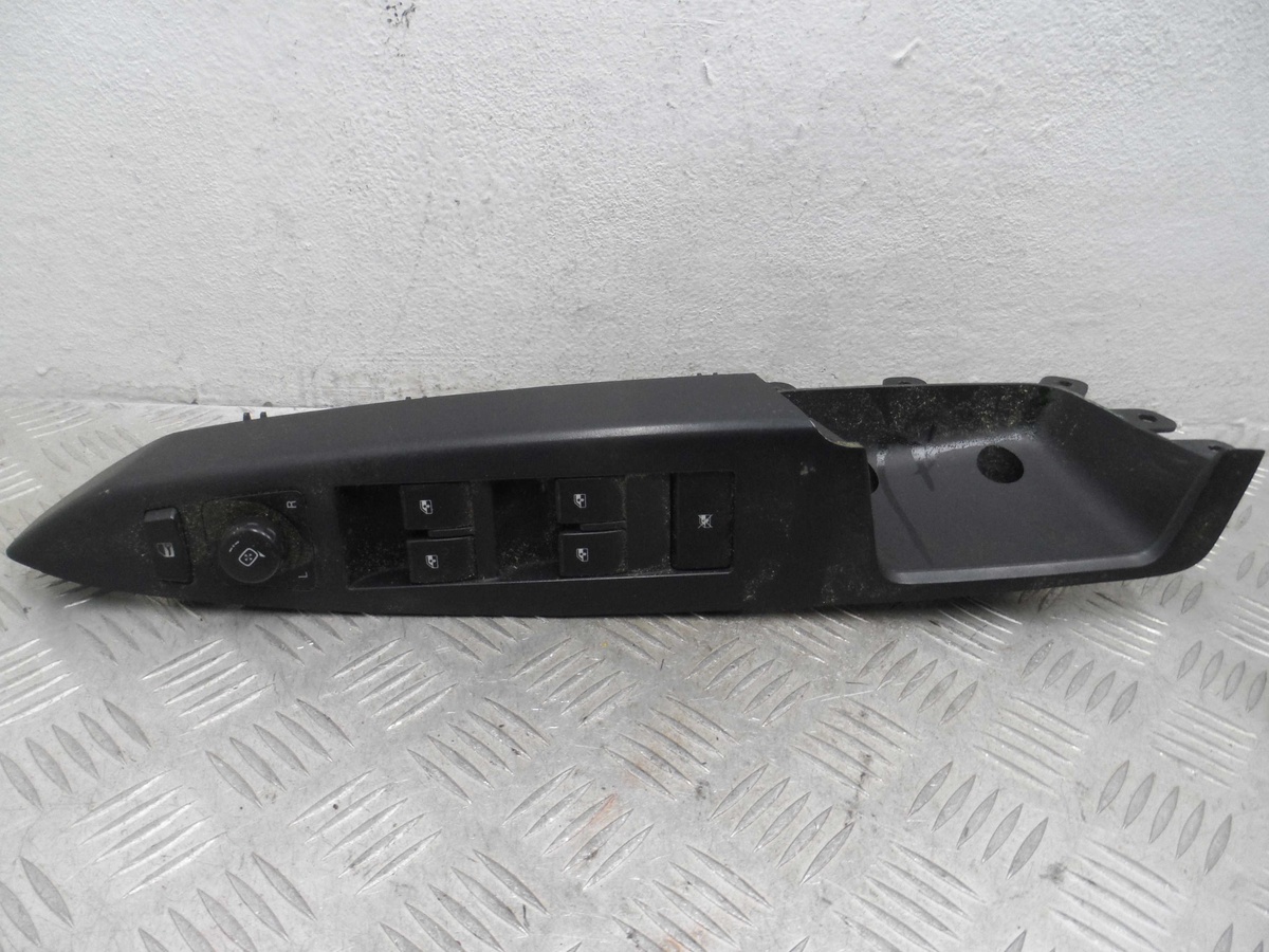 Кнопка стеклоподъемника к Saturn VUE 2008
