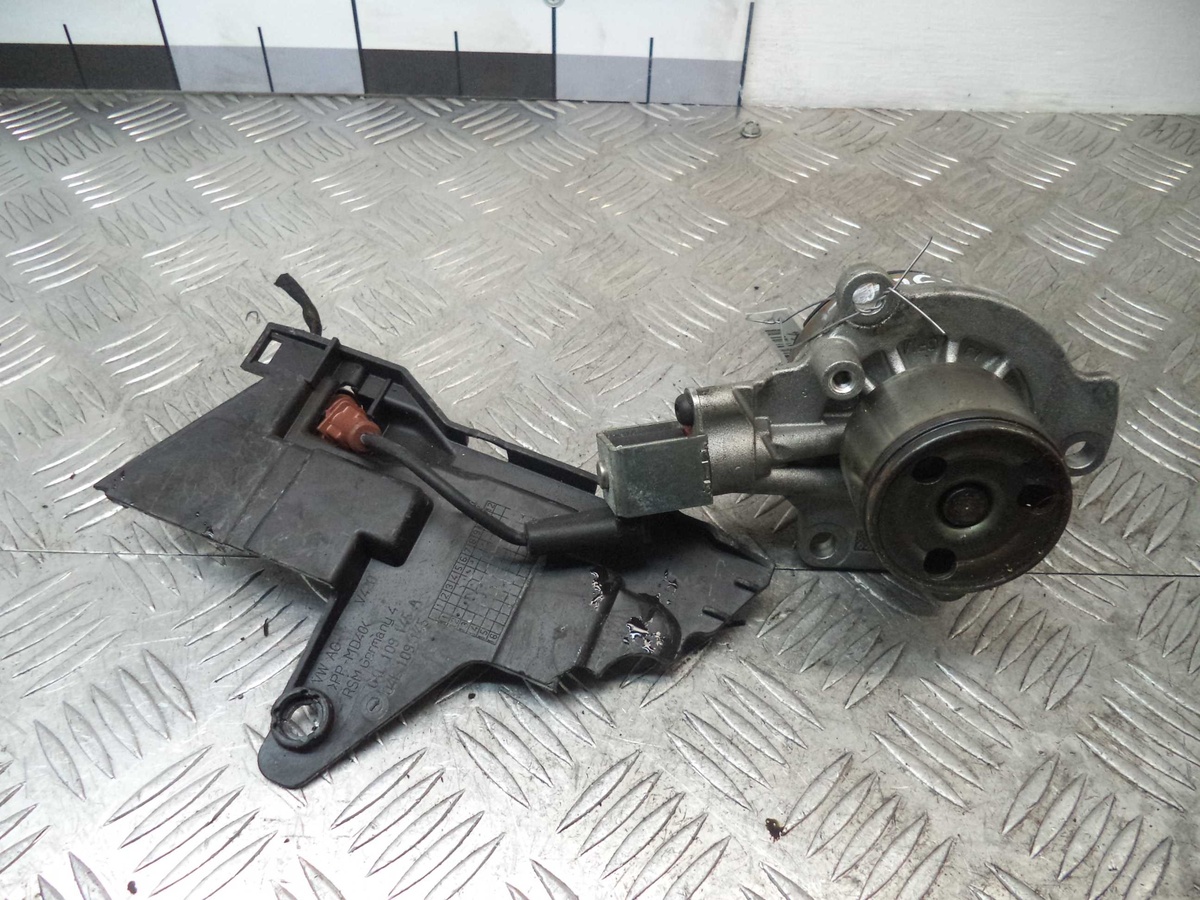 Помпа к Volkswagen Golf 2012