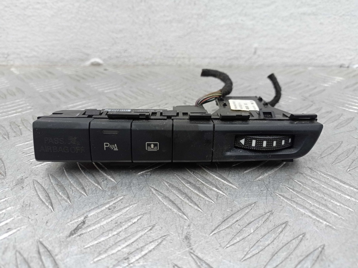 Кнопка  к Audi A8 2011