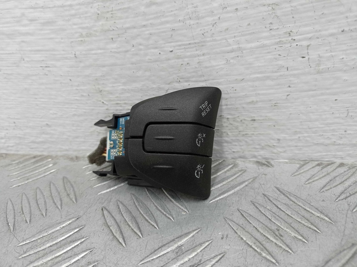 Кнопки руля к Infiniti QX56 2011