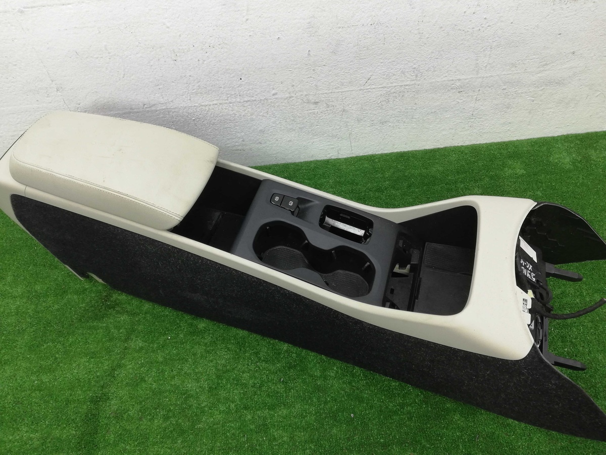 Подлокотник к Volvo XC40 2020