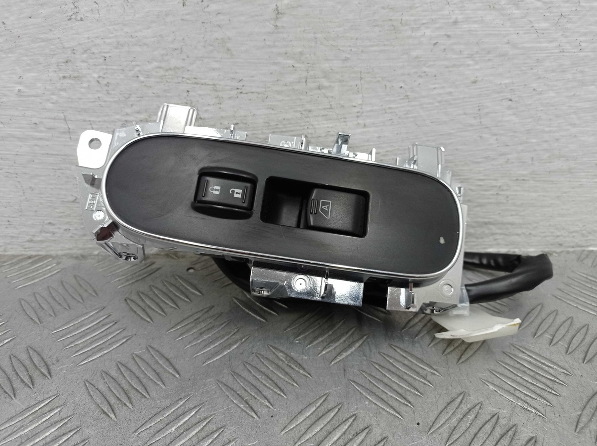 Кнопка стеклоподъемника к Infiniti QX56 2012