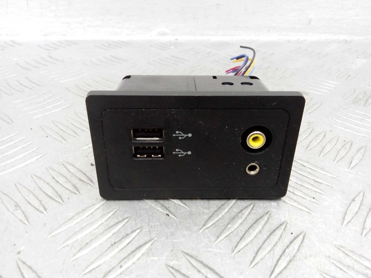 Разъем AUX / USB к Infiniti Q50 2017