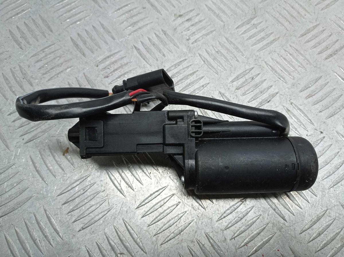 Доводчик двери к Audi A8 2004