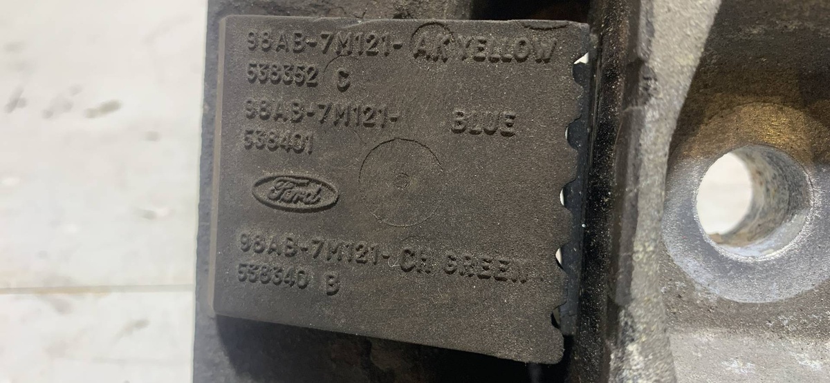 Подушка крепления двигателя к Ford Focus 2000