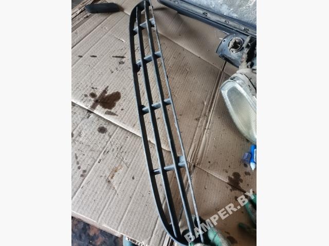 Заглушка (решетка) в бампер передний к Rover 400 1996