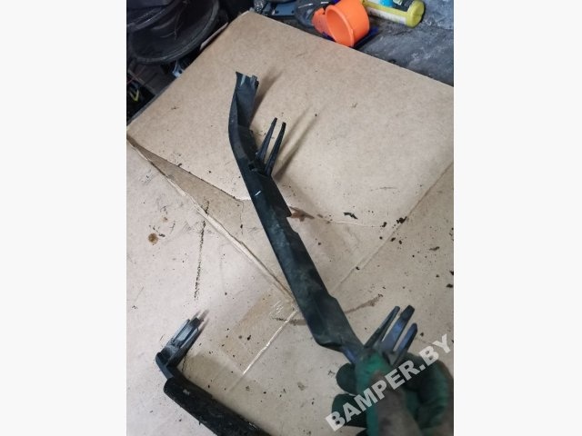 Ус под фару левый к Volvo 460 1995