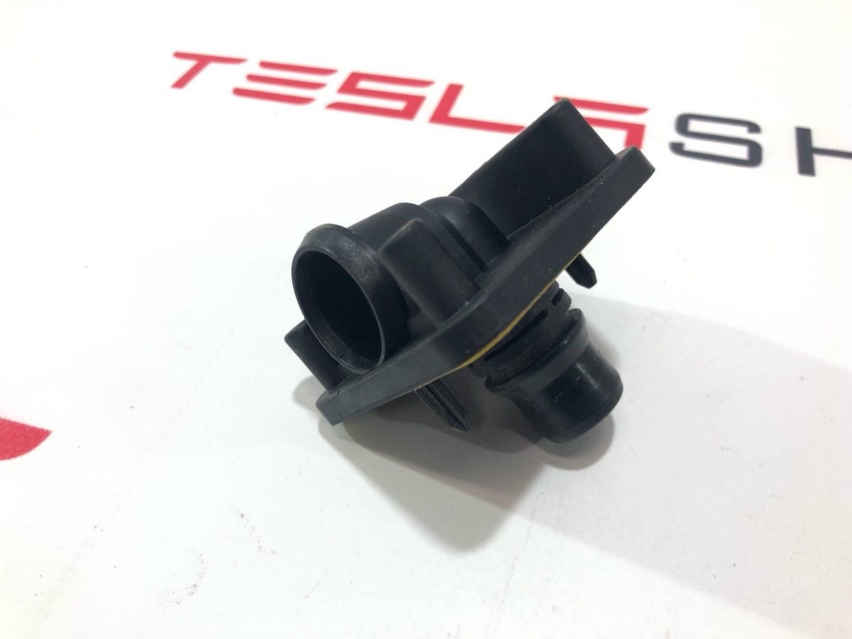 Штуцер к Tesla Model Y 2020