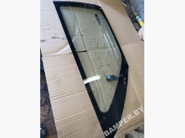 Стекло кузовное боковое левое  к Suzuki Swift 1993