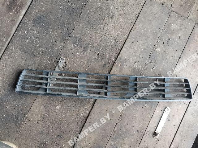 Заглушка (решетка) в бампер передний к Audi A4 1997