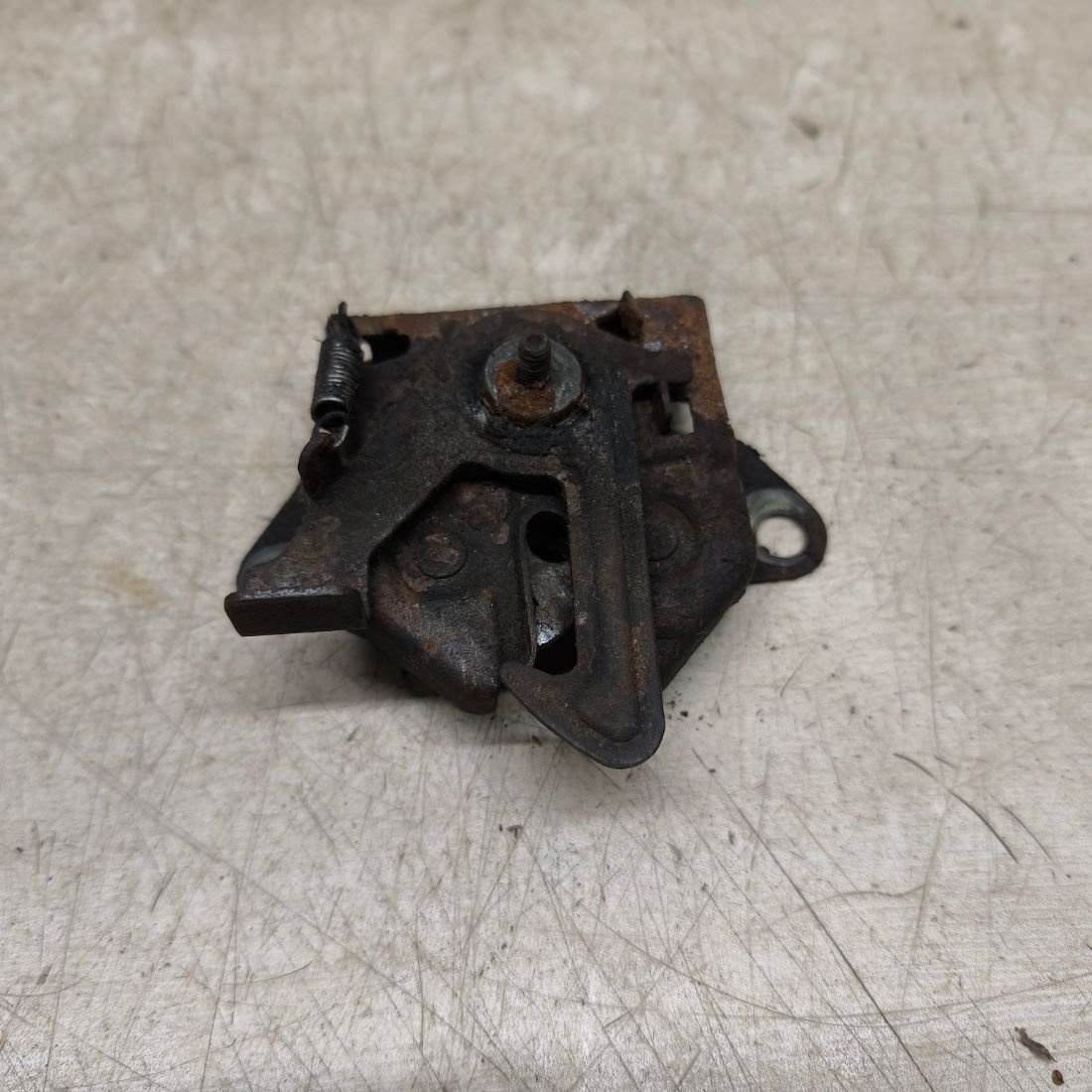 Замок капота к Mazda 323 2000