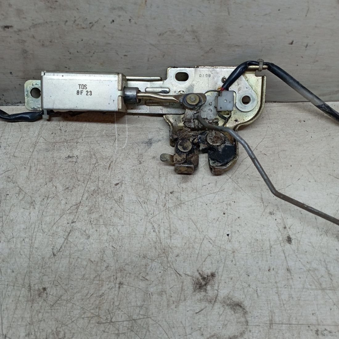 Замок (кнопка) крышки багажника к Mazda 323 2000