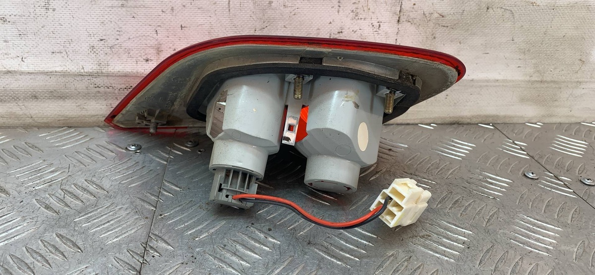 Фонарь крышки багажника правый к Mitsubishi Carisma 2003