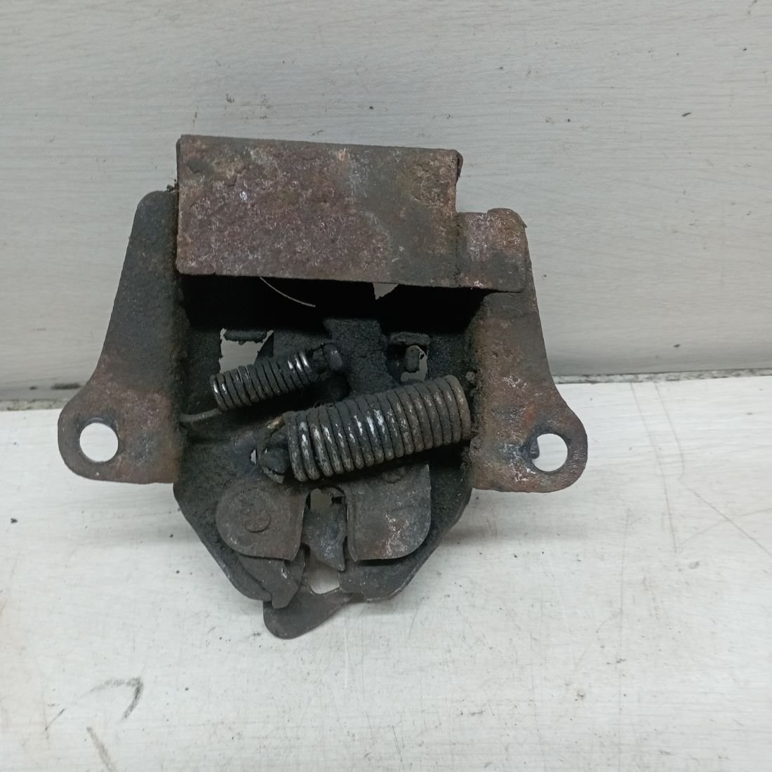 Замок капота к Mazda 626 1999